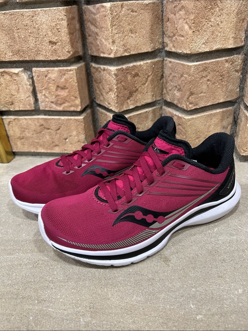 Saucony Kinvara 12 Running Shoes Women’s 8 Berry Red Black S10620-55 Athletic